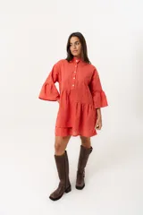 Vestido corto color coral con cuello mao, botones hasta la cintura y mangas con volados.