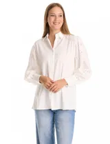 Camisa de color rosado con cuello clásico y cierre frontal de botones. Presenta mangas largas con detalles calados y puños anchos abotonados.