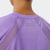 Remera de manga corta para mujer, diseñada para running con tecnología NB ICEx de secado rápido. Confeccionada en tejido de malla de poliéster transpirable en color lila, presenta un ajuste atlético y detalles reflectantes en el pecho y costuras laterales.