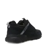 Championes urbanos Caterpillar modelo Hex Ready Low Mesh, color negro. Presentan una capellada que combina lona y gamuza, con cordones grises y logo de la marca en el lateral. Cuentan con una mediasuela de EVA liviana y suela de goma con patrón hexagonal para mayor tracción.