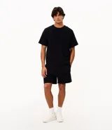 Bermuda masculina de moletón, con cintura elástica y cordón ajustable, bolsillos laterales funcionales y diseño liso con bordado sutil.