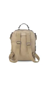 Mochila color beige de símil cuero con doble apertura superior con cierre. Incluye dos bolsillos al frente con cierres metálicos, asa rígida de mano y correa de galón. En la espalda correas de galón regulables.