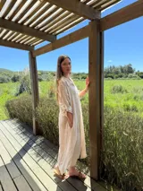 Vestido camisero amplio y largo color marrón chocolate, fabricado en Italia, con botones de nácar, cuello camisero y bolsillos laterales.