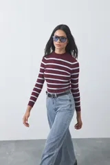 Polera de tejido rib al cuerpo con diseño de rayas horizontales en color bordó y celeste, cuello alto y manga larga.