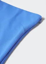 Vestido midi de corte entallado con escote palabra de honor, sin mangas y cierre lateral con cremallera.