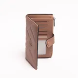 Billetera larga color marrón topo, con diseño acolchado en patrón de rombos y cierre a presión. Presenta un pequeño tirador de cierre en el lateral.