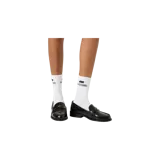 Medias blancas de caña alta con el logotipo de la marca Eme Studios bordado en color negro en la parte superior.