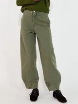 Pantalon de gabardina color beige, de corte holgado y estilo cargo con costuras reforzadas en el ruedo.