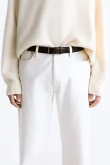 Cinturón de piel color marrón con costuras decorativas en los bordes. Presenta una hebilla metálica rectangular de color plateado y un pasador a juego.