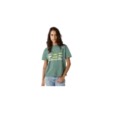 Remera oversize verde militar con múltiples estampados gráficos inspirados en automovilismo en el frente en tonos amarillo y blanco.