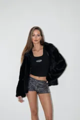 Short plateado cubierto de lentejuelas, tiro alto y corte ajustado.