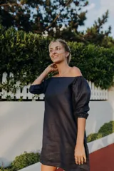 Vestido corto de lino en color verde oliva, con escote estilo bardot (hombros descubiertos) y mangas cortas abullonadas con elástico.