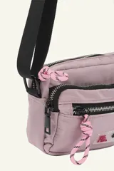Bandolera negra con correa regulable para usar cruzada o al hombro. Cuenta con múltiples compartimentos con cierre y detalle de cordón rosa en el cierre.