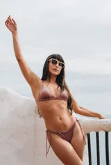 Top de bikini de terciopelo color rosa viejo, con corte triangular, tirantes finos y espalda cruzada con cuatro tirantes ajustables.