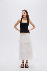 Falda midi blanca de viscosa con diseño de múltiples volados en capas.
