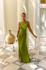 Vestido largo de satén verde con diseño de un solo hombro y tirante fino, cuerpo ajustado y caída recta.