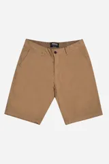 Bermuda tipo chino color tostado, con cierre de botón y cremallera, bolsillos laterales y traseros, confeccionada en una mezcla de algodón y elastano.