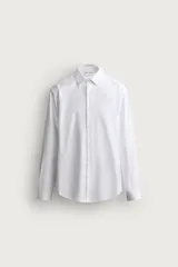 Camisa de corte slim fit confeccionada en tejido de fácil planchado, con cuello italiano, manga larga con puños abotonados y cierre frontal de botones.
