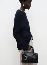 Jersey de punto de corte recto y diseño semitransparente, con cuello redondo y manga larga. Confeccionado en una mezcla de fibras suaves.