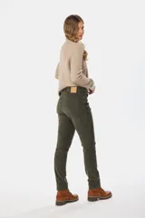 Pantalón de corte recto confeccionado en pana con spandex, que ofrece elasticidad y un ajuste cómodo. Presenta un diseño clásico de cinco bolsillos con cierre frontal y botón.