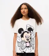 Remera oversized de algodón blanco, con mangas cortas, cuello redondo y gran estampado frontal de Minnie Mouse.