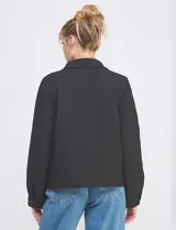 Chaqueta capitoneada color verde militar, marca Allie Rose, con cuello de solapa, cierre frontal de botones y bolsillos delanteros.