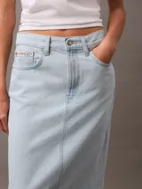 Falda larga de denim celeste, de corte recto y tiro alto.