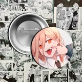 Pin metálico con la imagen de Pochita, personaje del anime Chainsaw Man.