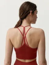 Top deportivo de tejido ultrasuave, color rojo, con diseño sin costuras y tirantes dobles en los hombros.