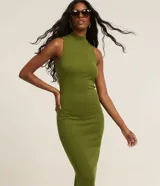 Vestido midi Marfinno de color verde militar, con cuello alto, sin mangas y corte recto al cuerpo. Está confeccionado en malla rib con textura acanalada.