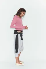 Polo de punto liso color azul marino, con cuello polo, manga larga y botones frontales.