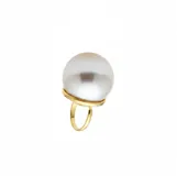 Anillo con perla grande de color blanco sobre base dorada de acero inoxidable, con diseño de tamaño regulable.