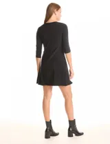 Vestido corto negro de seda fría, con escote redondo, mangas 3/4 y bolsillos laterales.