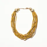 Collar corto de cuentas tubulares negras y plateadas, con esferas plateadas en los extremos.