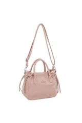 Cartera tipo tote de cuero sintético negro con detalles fruncidos en la parte superior, asas de mano y correa larga ajustable y desmontable. Incluye cordones colgantes a los laterales.