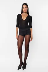 Microshort negro de tiro alto.