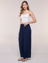 Pantalón holgado de tiro alto, color verde, con bolsillos frontales aplicados y cordón ajustable en la cintura.