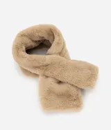 Bufanda de pelo sintético en color beige, con textura suave y voluminosa, ideal para climas fríos.