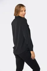 Blusa tipo camisa blanca de manga larga con botones nacarados ocultos con cartera. Tela suave y sedosa con doble capa en el frente para evitar transparencias.