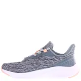 Championes deportivos Topper modelo Core, confeccionados en tejido knit gris jaspeado con detalles en color salmón. Presentan cierre por cordones, refuerzos sintéticos en tono gris oscuro y suela de goma blanca con puntera en color salmón.