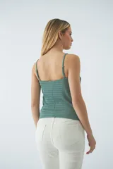 Musculosa de tejido acanalado color verde, con escote en V y detalle de nudo frontal. Presenta breteles finos ajustables.