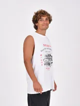 Musculosa blanca sin mangas con cuello redondo y estampado frontal que incluye texto en inglés y un dibujo de un motor de motocicleta.