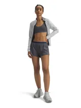 Short de running Under Armour, color gris oscuro, con cintura elástica y calzoncillo interior integrado. Presenta un diseño ultraligero con protección UPF 50+ y detalles reflectantes.