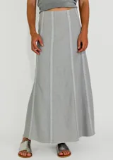 Pollera larga gris con paneles verticales y costuras expuestas.