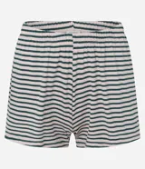 Pijama corto de viscolycra, compuesto por una blusa de manga corta color crema con cuello redondo y ribete verde, y un estampado frontal de un perro durmiendo en un sofá con la frase "Dog Dreams". El short es de corte recto, con cintura elástica y estampado de rayas rosas y verdes.