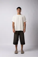 Remera de manga corta con cuello redondo, confeccionada en tejido de lino con textura entramada y corte holgado.