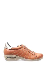 Zapatillas de cuero color marrón con suela de goma con cámara de aire y cordones.