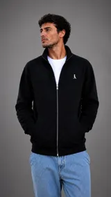 Campera de algodón con felpa interior, color negro, con cierre frontal completo, cuello alto y bolsillos laterales. Presenta un pequeño logo bordado en el pecho.