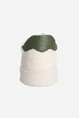 Zapatillas casuales color marrón con detalles en negro y blanco. Confeccionadas en cuero, con suela de goma y logo en grifa de cuero.