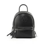 Mochila negra de cuero sintético con cierre superior y bolsillo frontal con cierre. Tiene un asa de mano y correas regulables para los hombros.